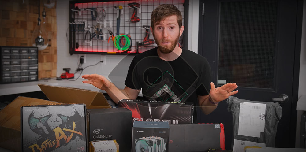 Montando um PC Gamer com Peças do AliExcpress ilustrado pelas peças prontas para Unboxing nas mãos do produtor do vídeo